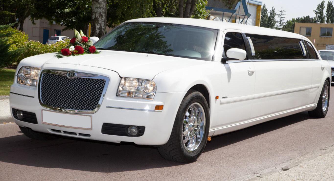 Weiße Chrysler Limousine mit Blummenschmuck auf der Motorhaube