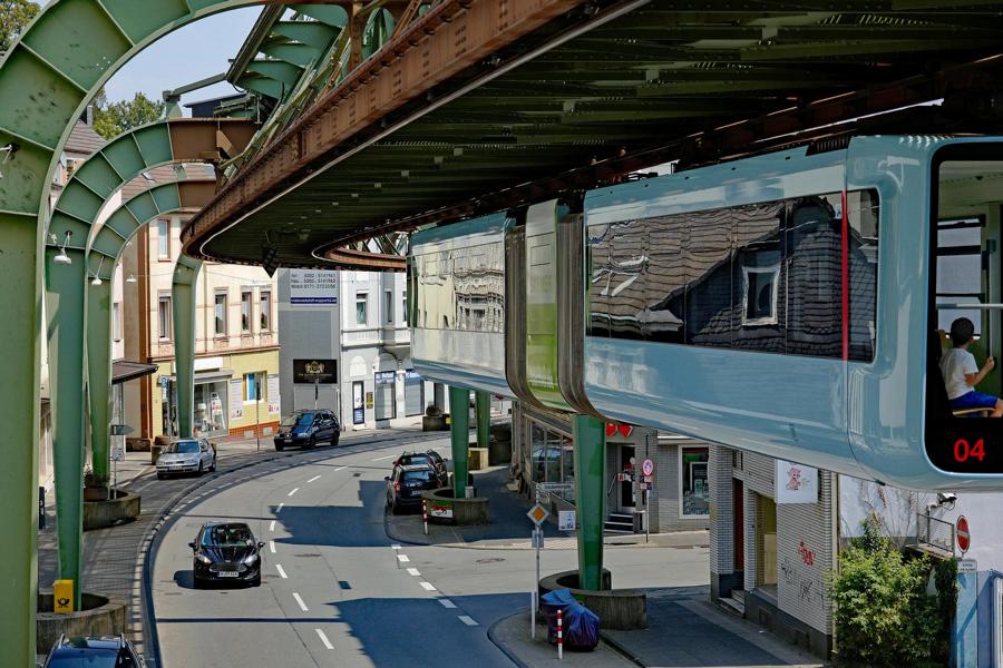 Wuppertaler Schwebebahn über einer Stadtstraße