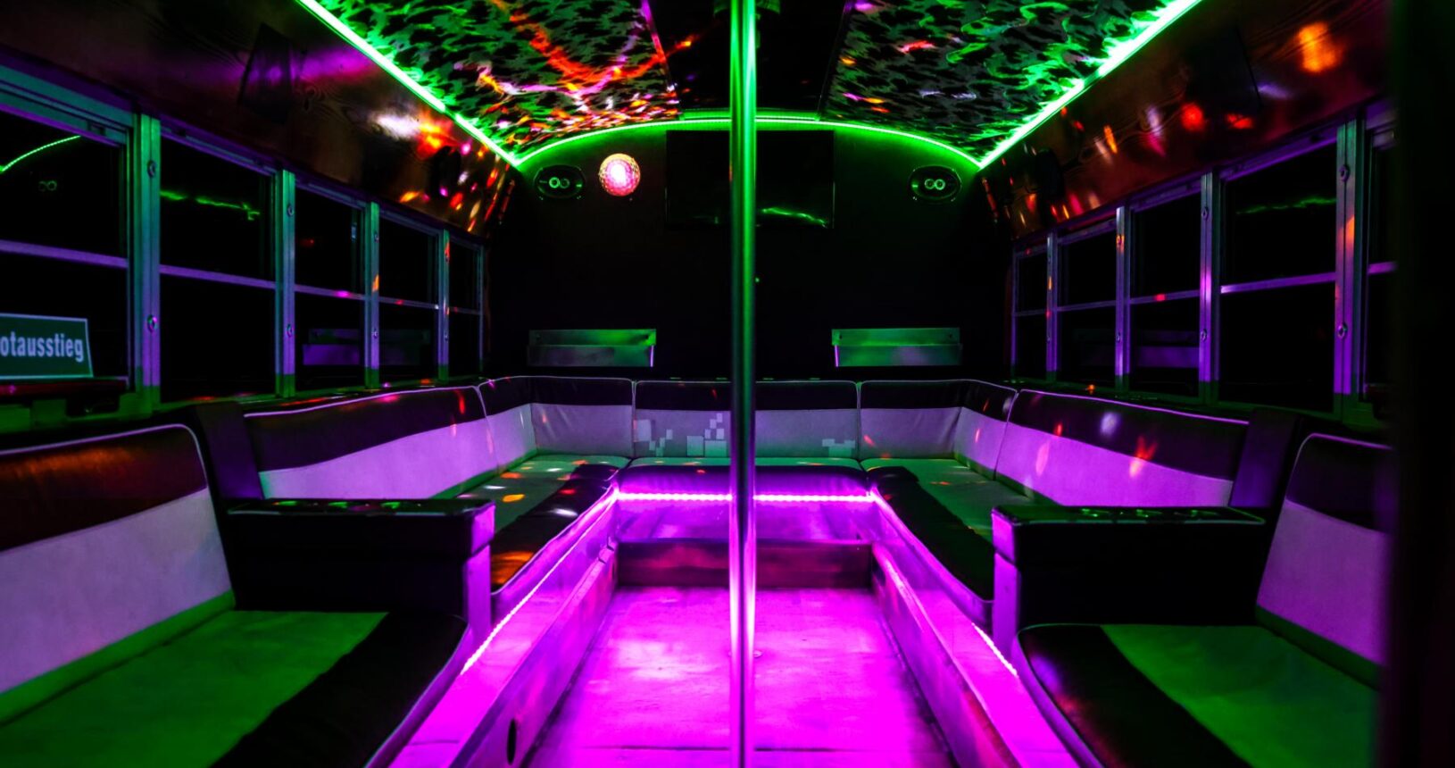 Innenraum des Party-Schulbus mit Discolicht und Tanzstange